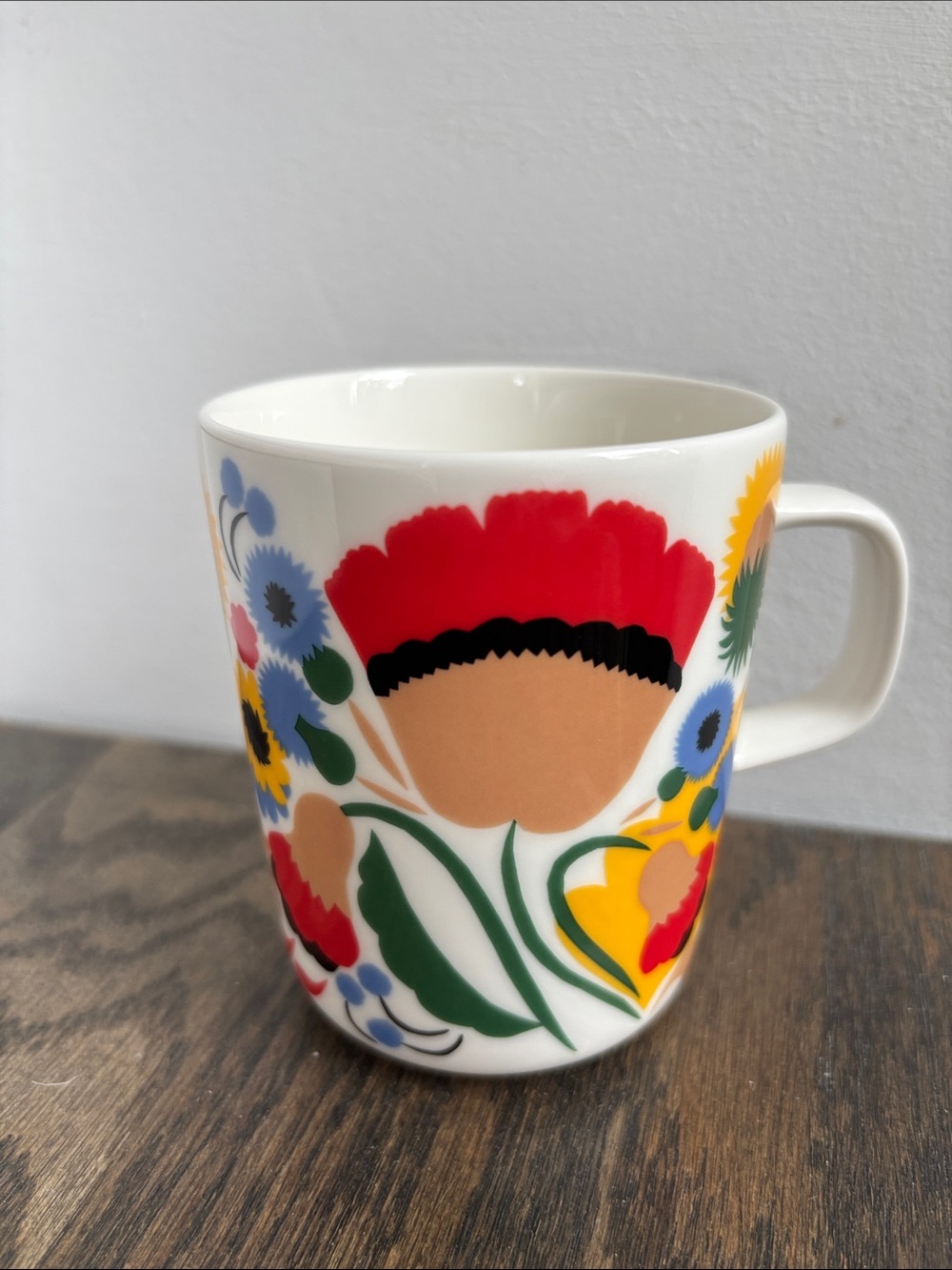 Marimekko Oiva Pikkukellukka mug, white w/flowers-red/yellow/blue, 3.75” tall